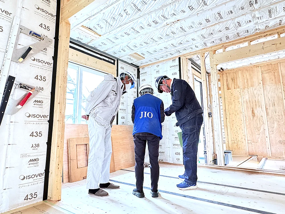 ＪＩＯによる断熱検査の様子