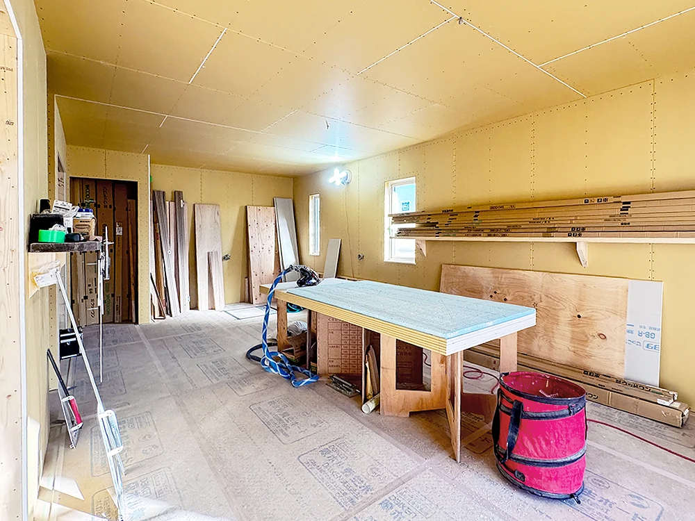 外壁工事・内部造作工事の様子