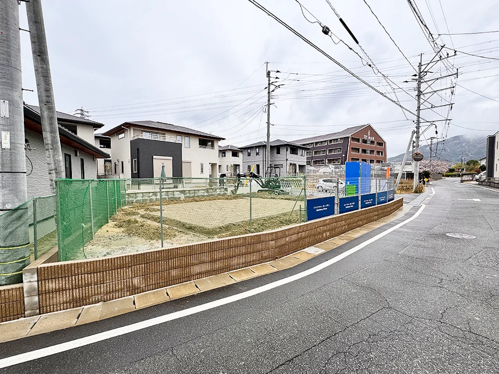 掘削が進む基礎工事現場