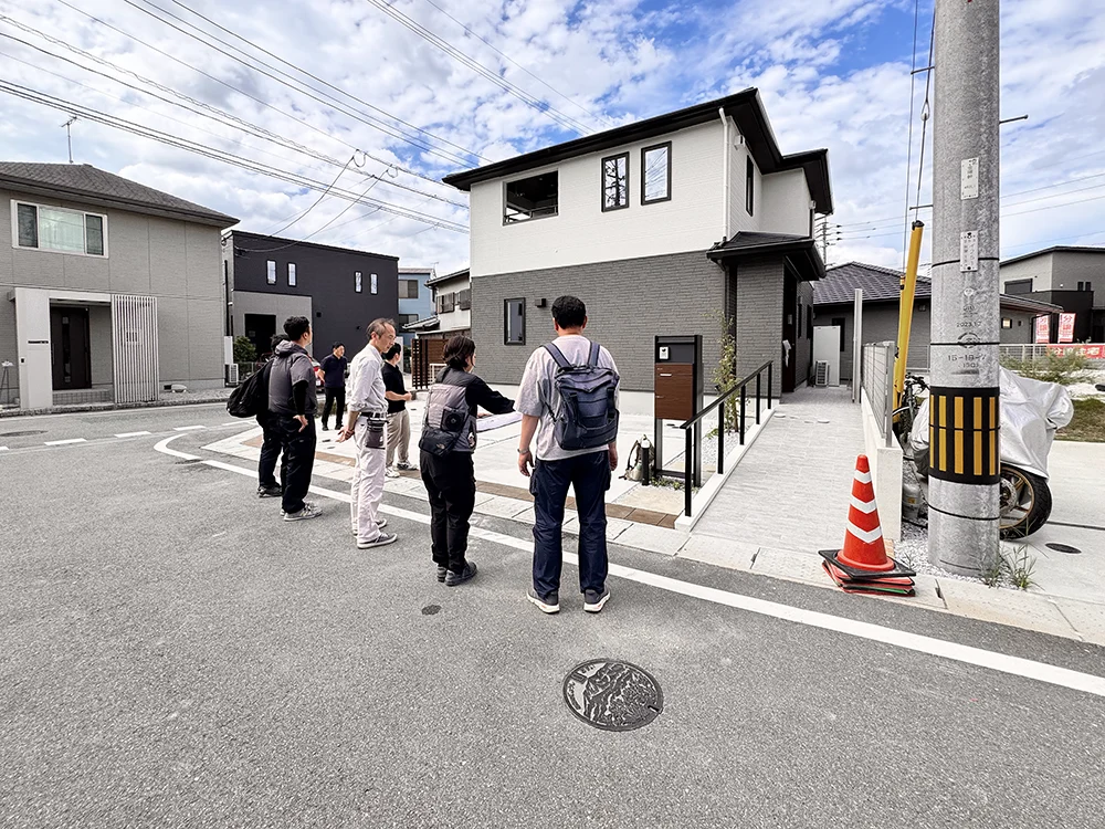 外構社内検査のため住まいの前に集まった検査員