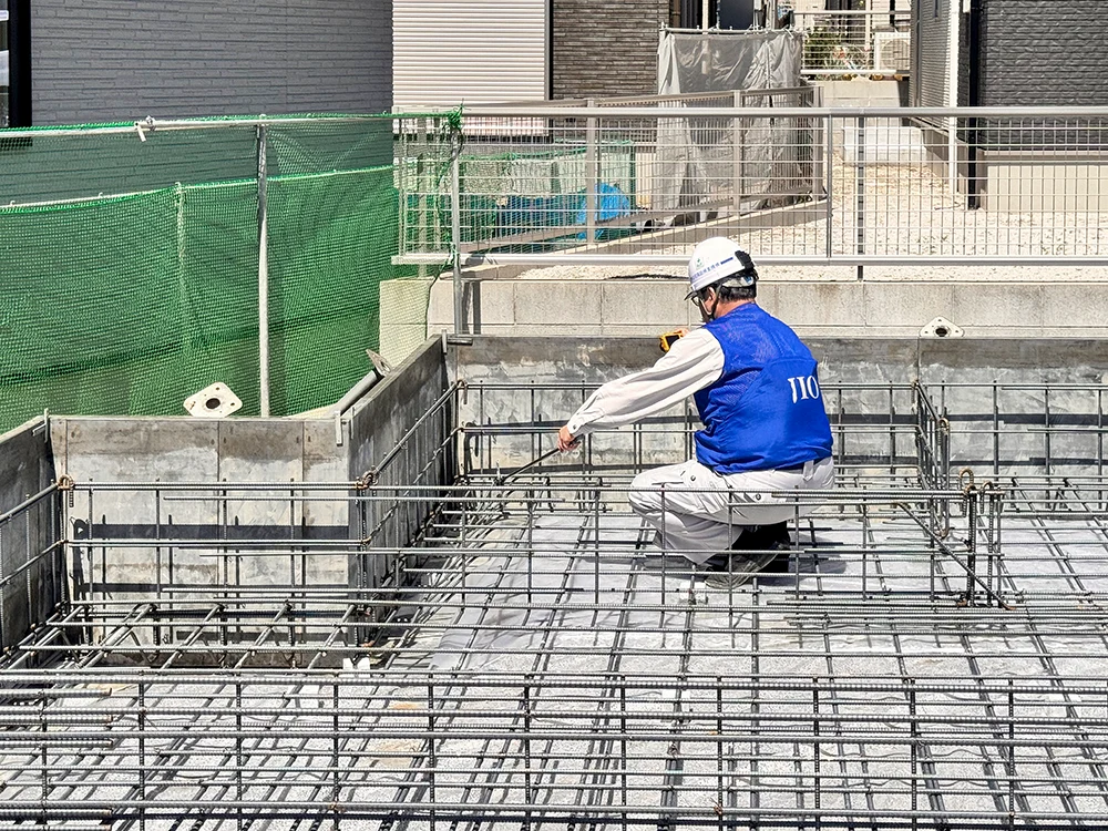 図面と配筋を照合する検査員