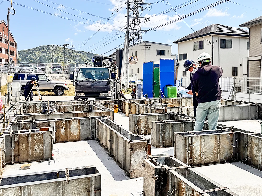 測量機を用いて基礎の高さをミリ単位で確認