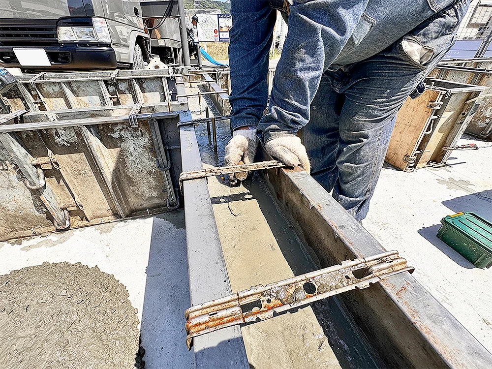 測量機を用いて基礎の高さをミリ単位で確認