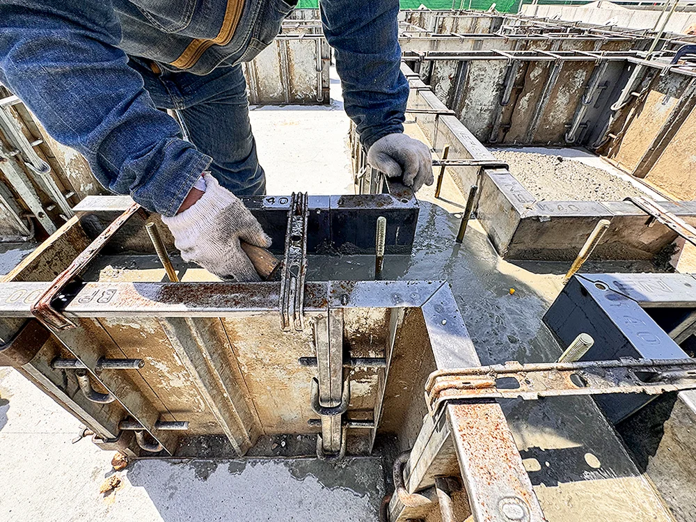 測量機を用いて基礎の高さをミリ単位で確認