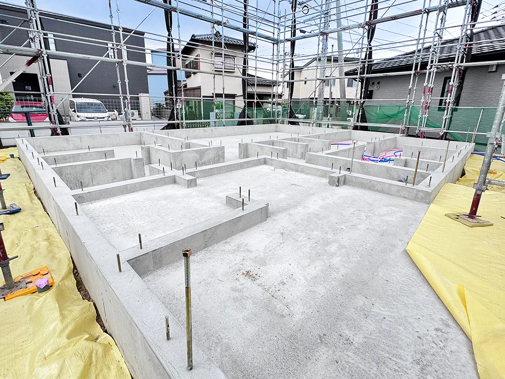 型枠が外れて天端まで仕上がった完成後の基礎全景