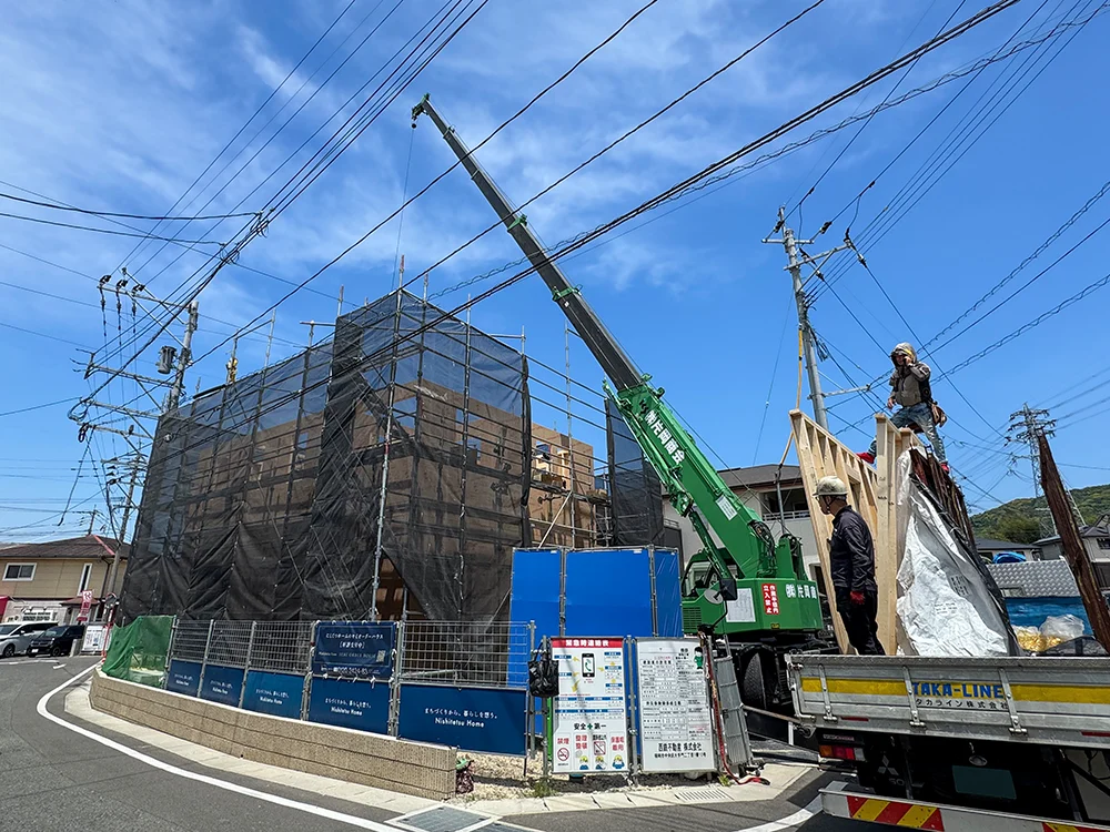 フレーミング工事が進む建築現場の全景