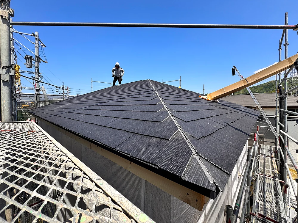 軽量で耐久性に優れたスレート屋根材の施工完了