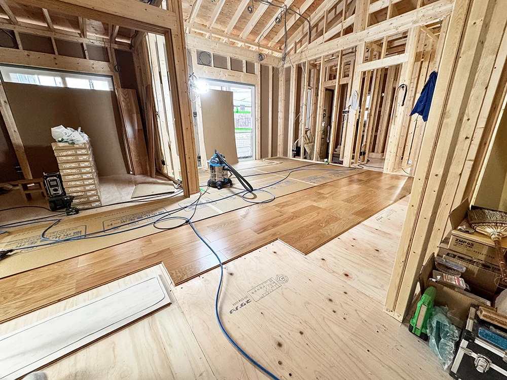 フローリング施工の様子