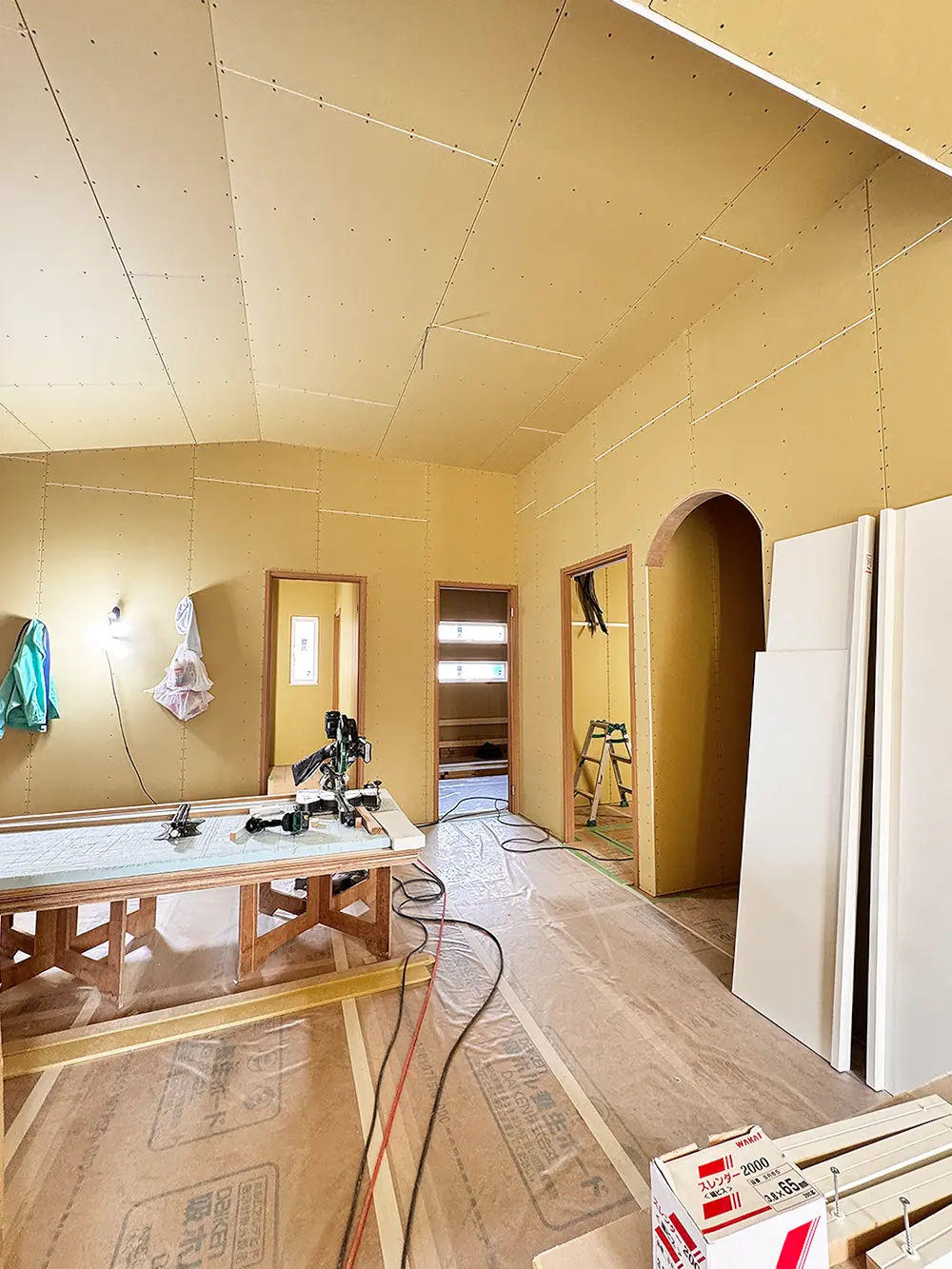 空間の広がりが感じられる室内