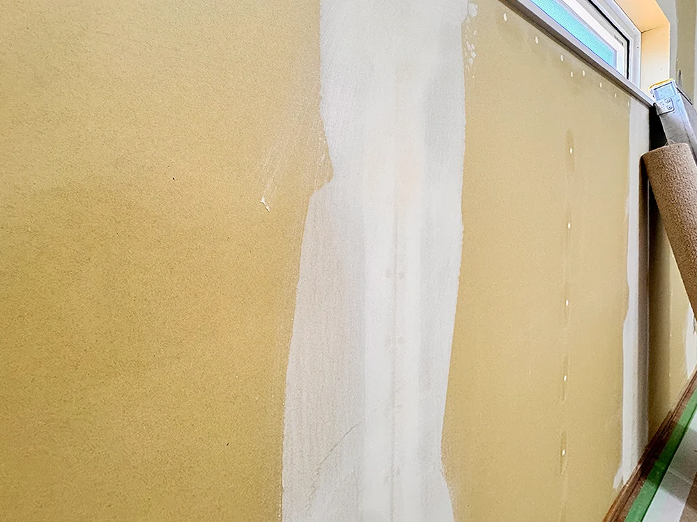 ビス跡を平滑に整えるパテ処理の仕上がり