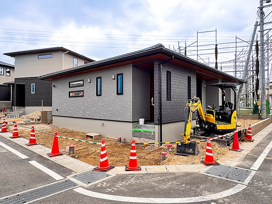 外構工事が進む建物外観