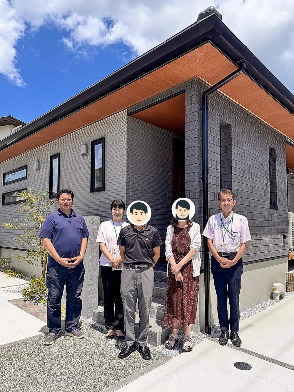 ご新居の玄関前でお施主様とスタッフの記念撮影