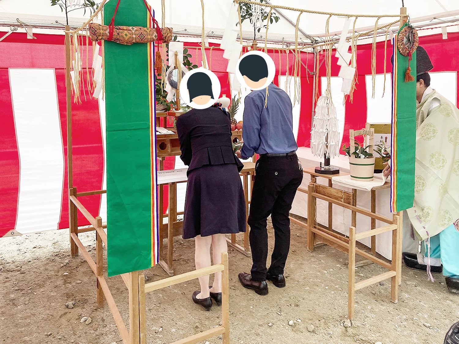 神主が執り行う地鎮祭の神事の様子