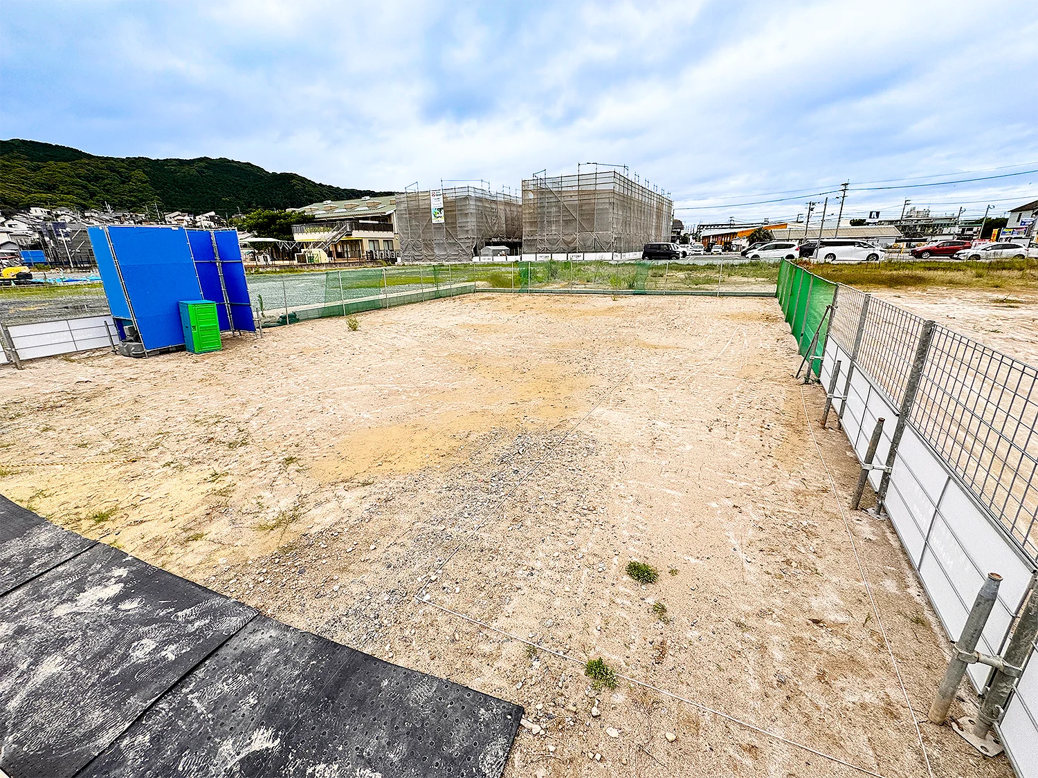地縄が張られ工事用フェンスが設置された建築敷地