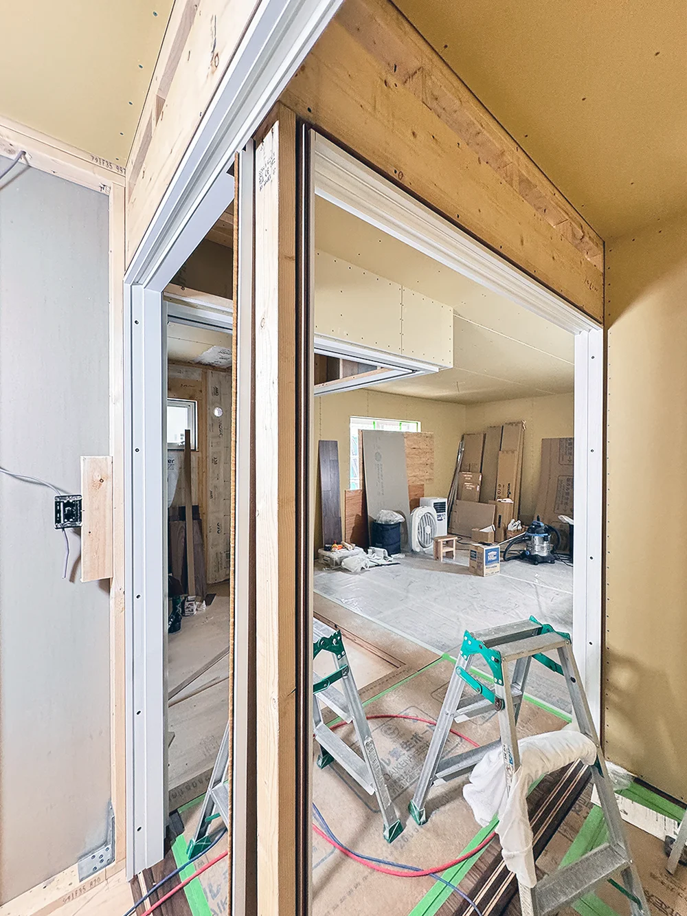 建具の枠が取り付けられた室内