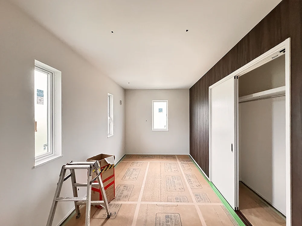 白いクロスが貼られ木目調の建具が付いた洋室