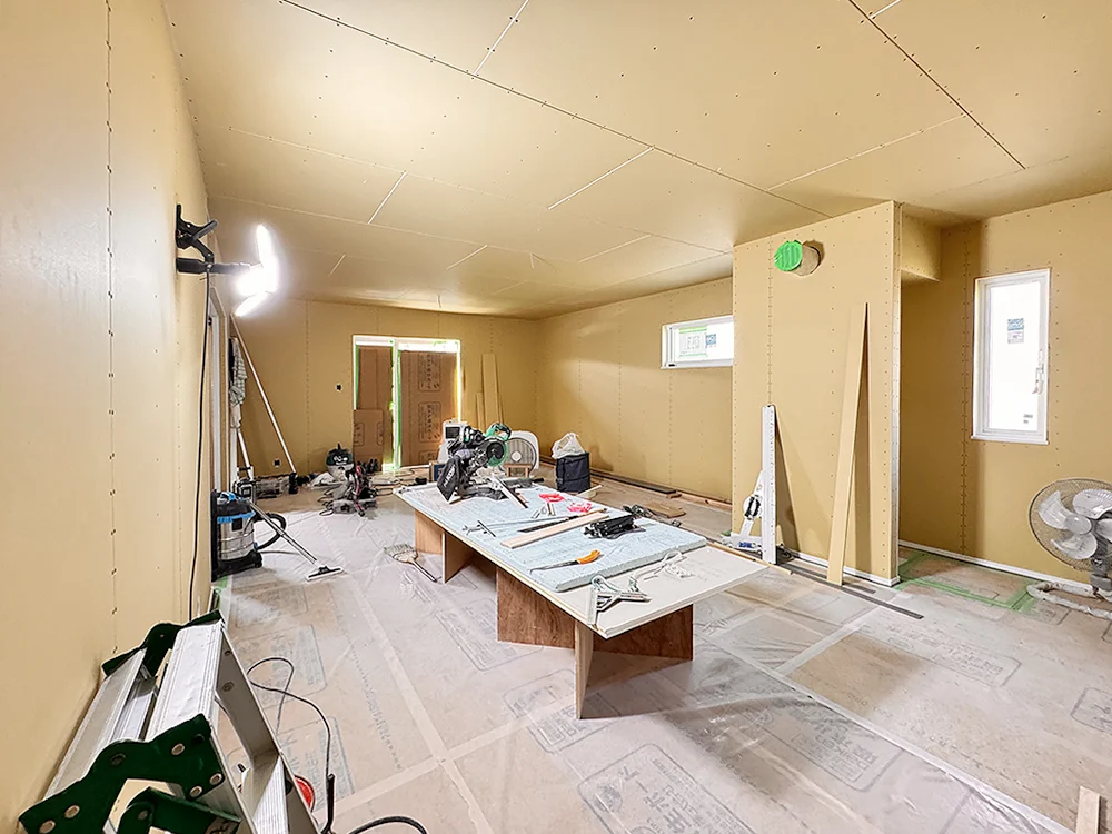 下地ボードが張られ造作工事が進むリビング