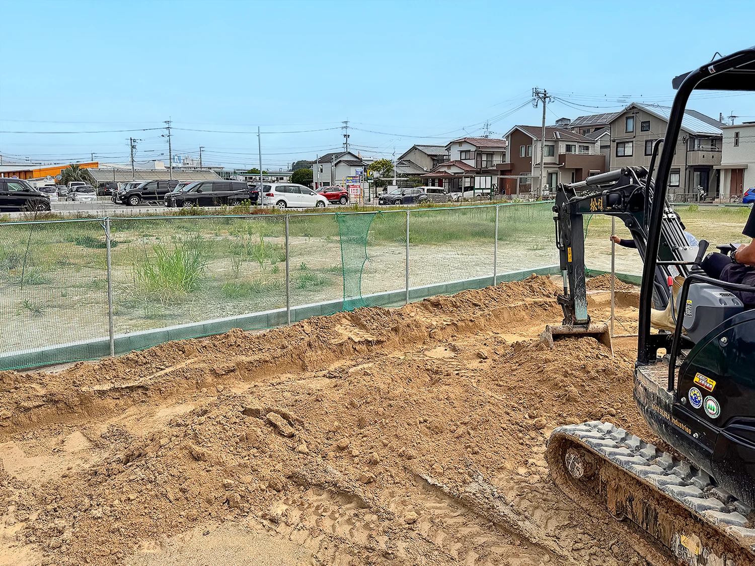 基礎形状に合わせて地盤を掘削する床掘工事の様子