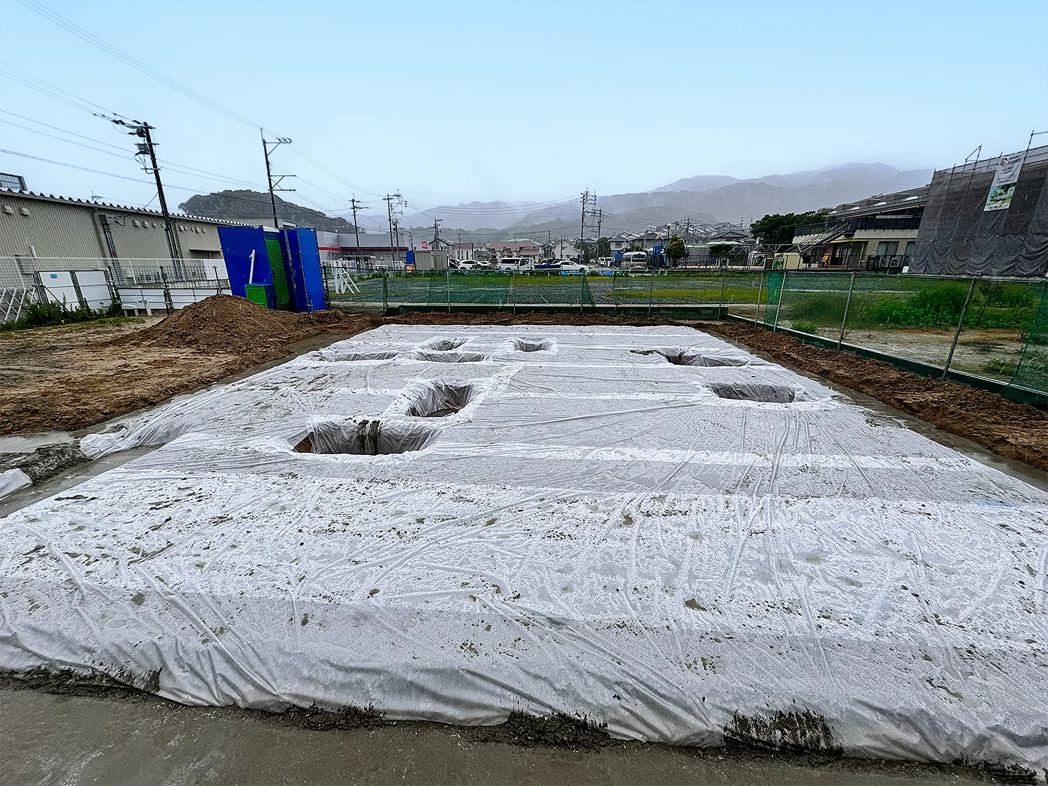 外周部に施工された捨てコンクリートと防湿シート