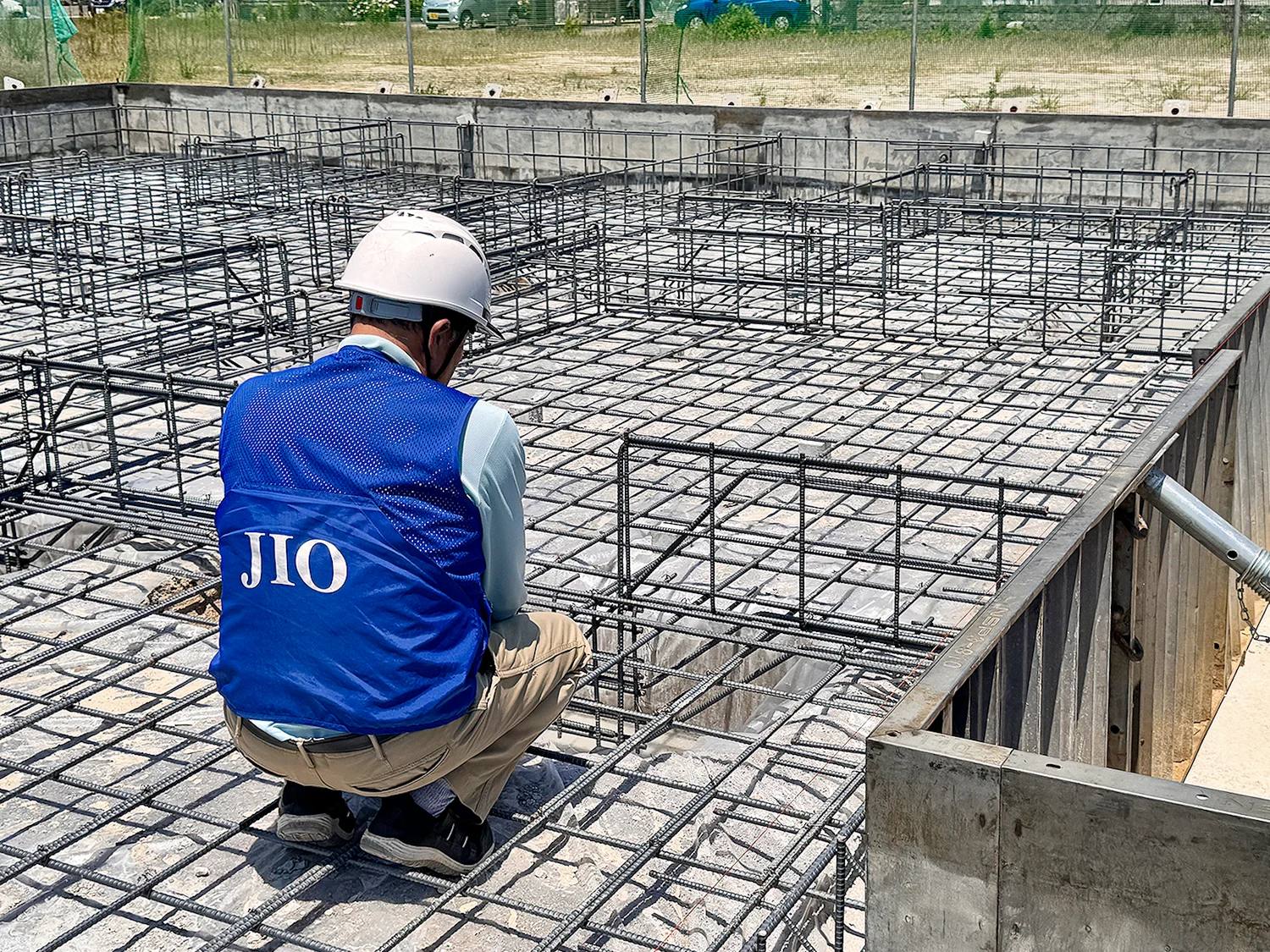 縦横に整然と組み上げられた基礎の配筋