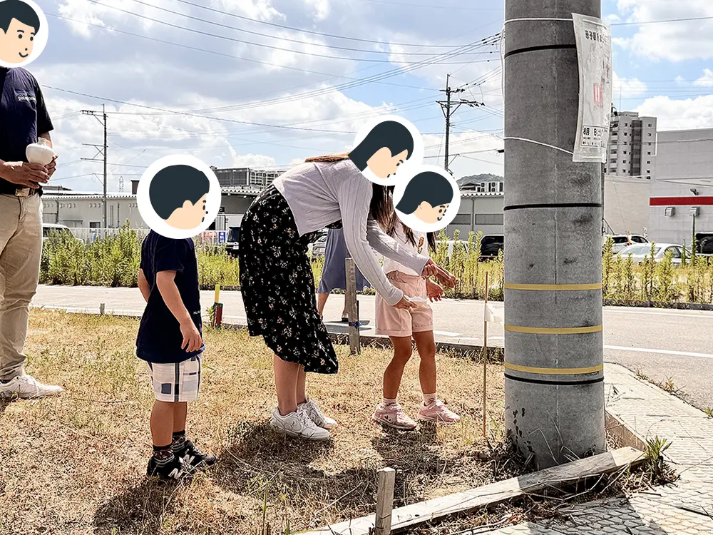敷地の角でお子さまと一緒にお清めをするお施主様