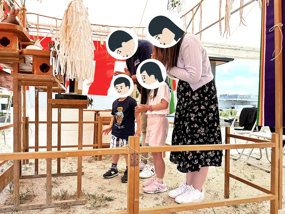 祭壇の前でご家族そろって神事に臨む様子