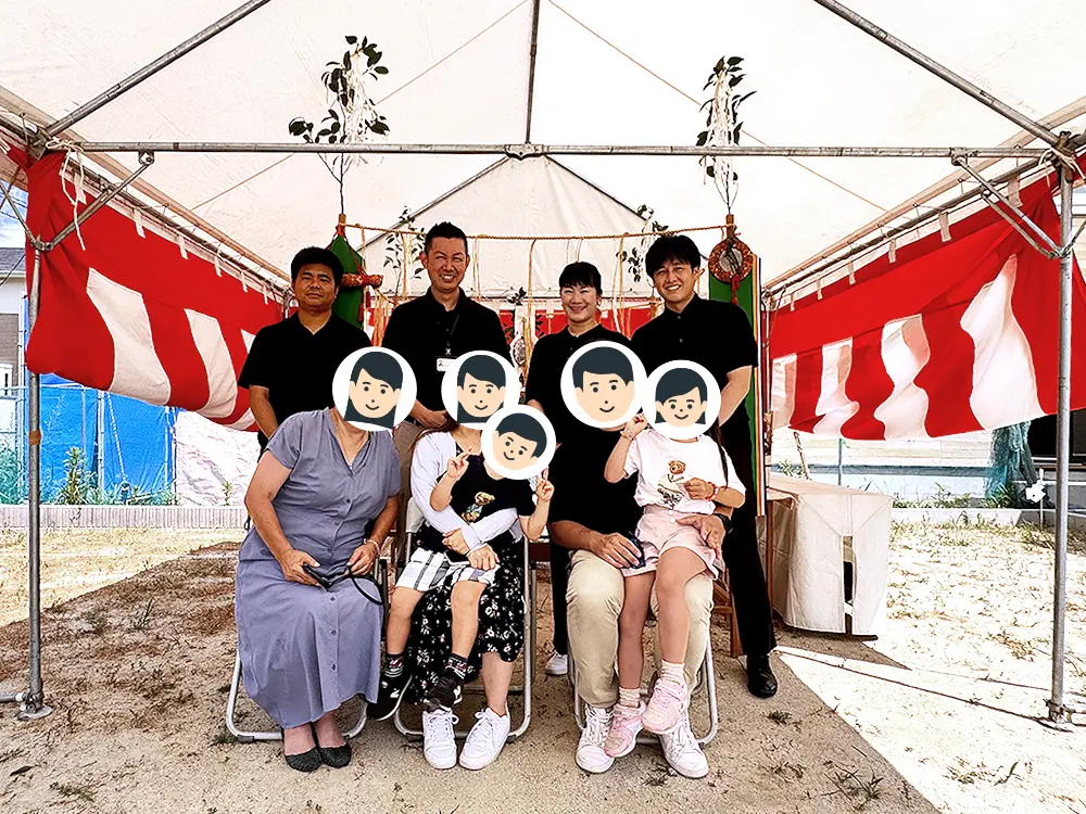 地鎮祭を終えたご家族とにしてつホームスタッフの記念写真