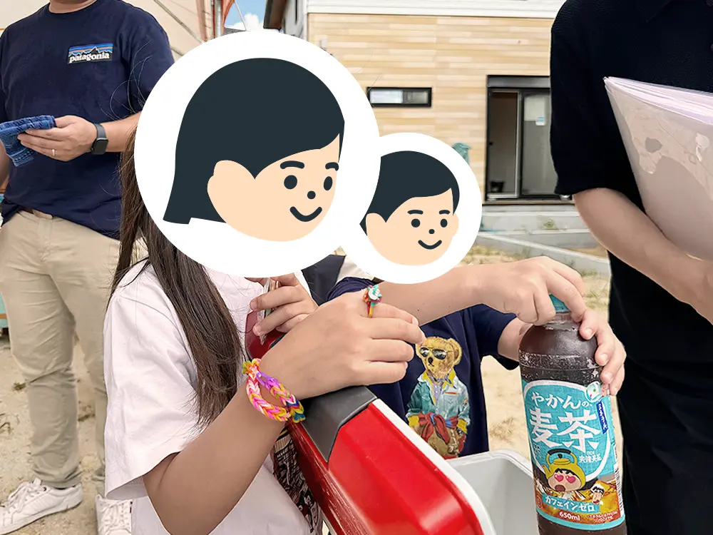 神事の合間に麦茶で水分補給をするお子さまたち