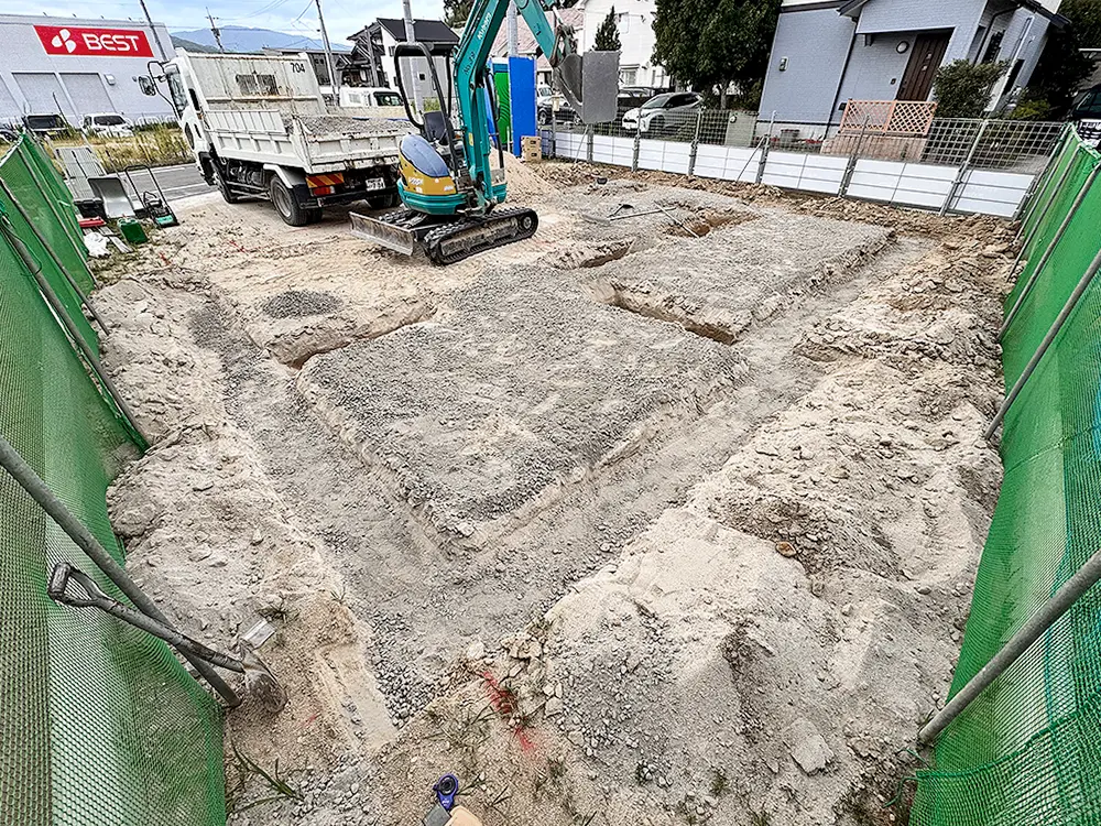 床掘を終え、基礎の形が現れた敷地の全景