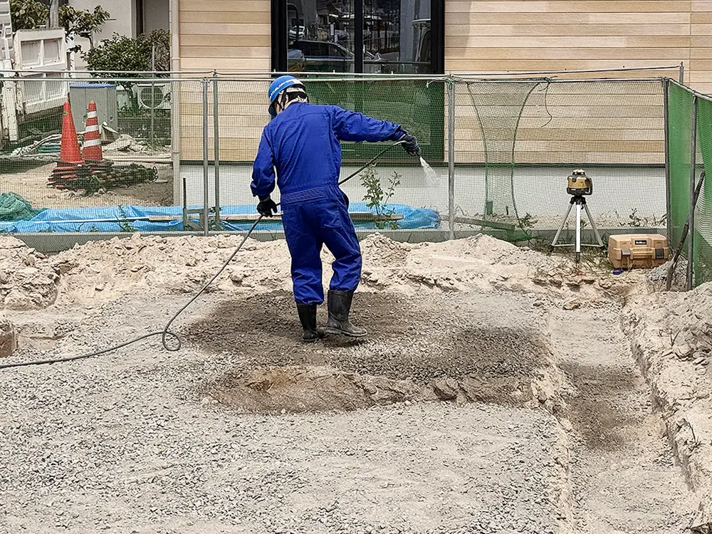 敷地の隅々まで丁寧に防蟻処理を行う様子