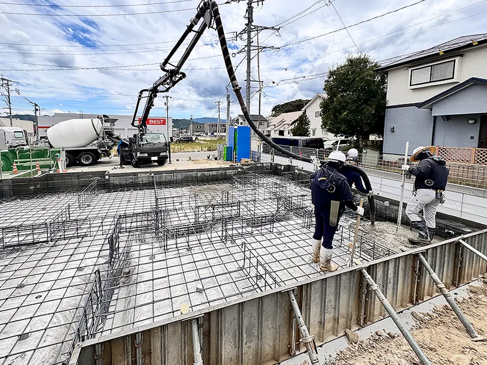 ポンプ車でベタ基礎部分にコンクリートを打設する様子