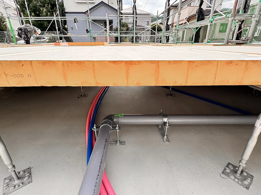 床下を通る給水・給湯管と鋼製束