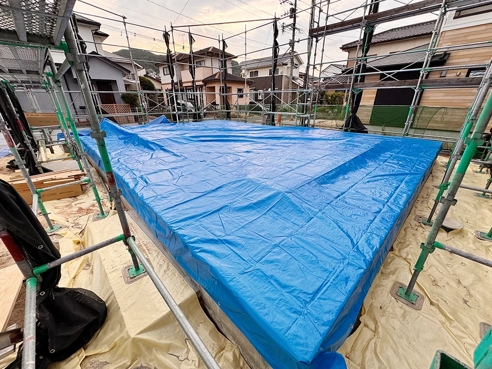ブルーシートで養生された床面