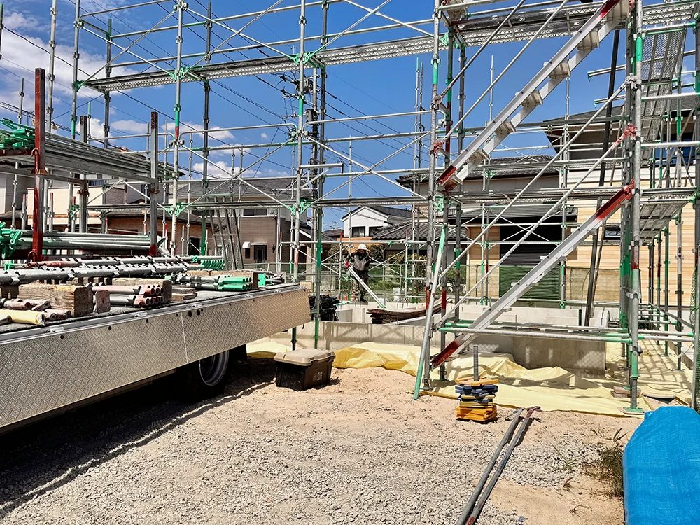 基礎のまわりに組まれた足場