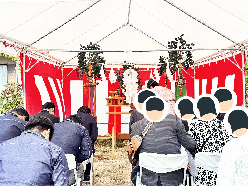 コットンヒルズ那珂川crossで執り行われた地鎮祭の祭壇と参列者