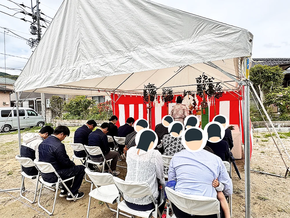 テント内で執り行われる地鎮祭の様子