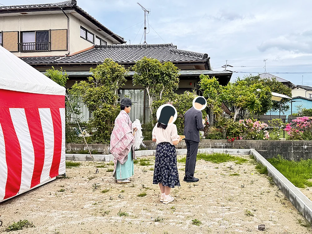 敷地内で土地の神様にご挨拶を行う参列者