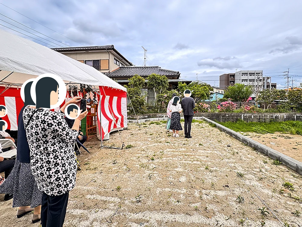 四方祓いで敷地を清める様子
