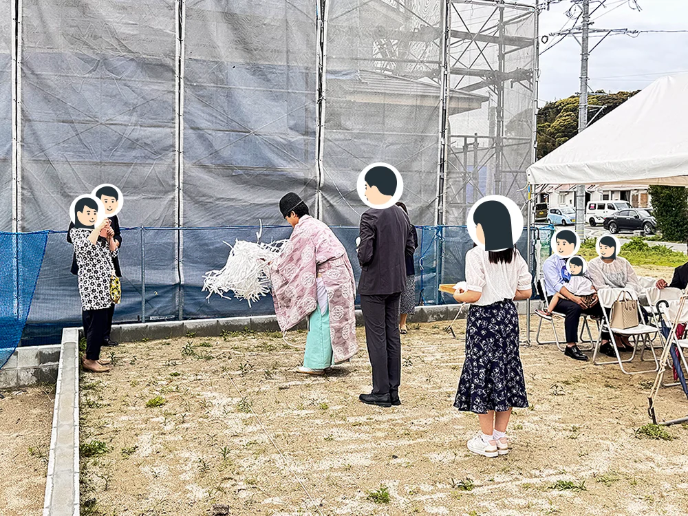 敷地内で四方祓いを行う様子