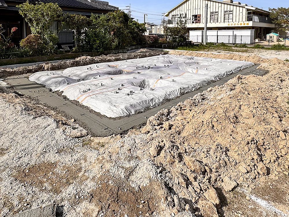 防湿シートと捨てコンクリートが施工された基礎の全景