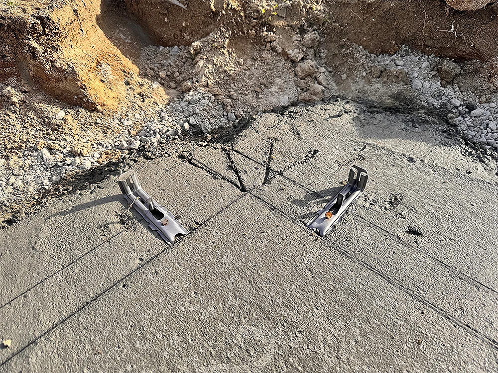 捨てコンクリートの上に施された墨出しと型枠アンカー
