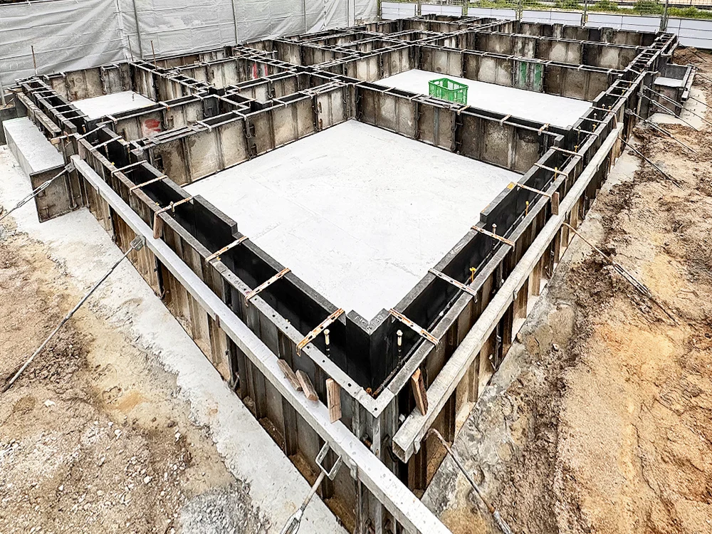 底面コンクリートが打設された基礎の全景
